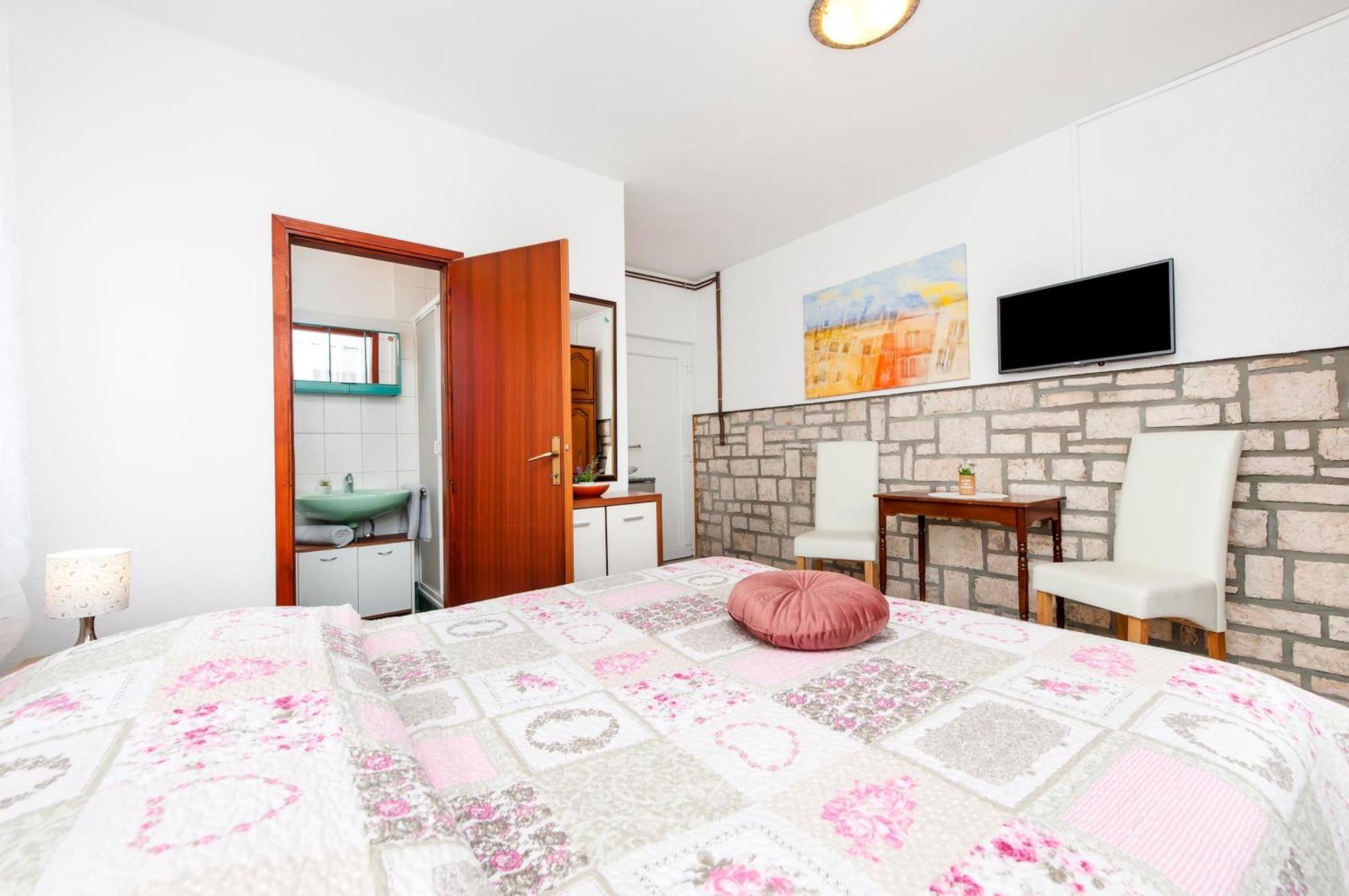 Apartments And Room Silvana Rovinj Eksteriør billede